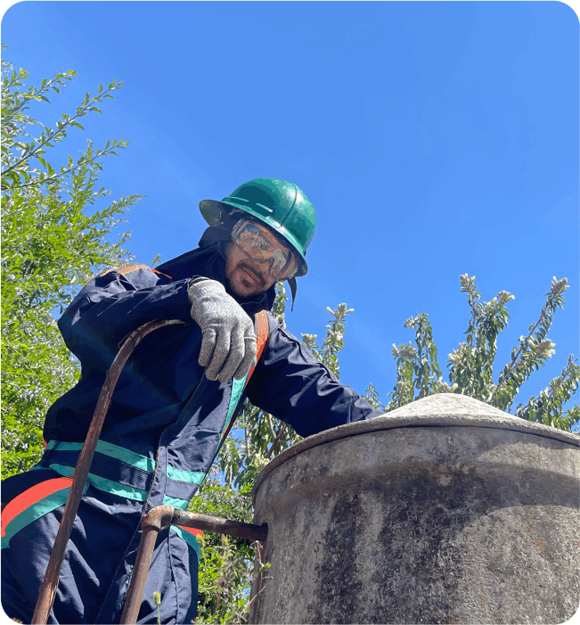 Técnico revisando un tinaco para su lavado de tinacos en Cuauhtémoc