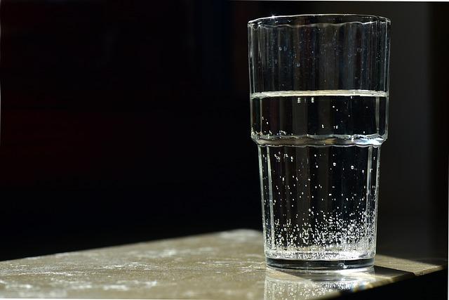 agua con cloro en vaso de vidrio