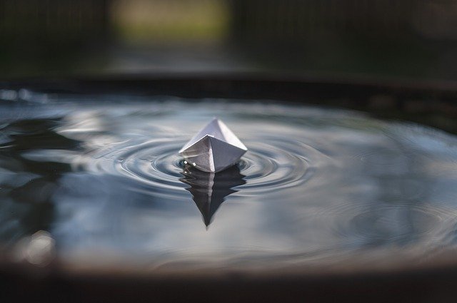 barco de papel flotando en agua