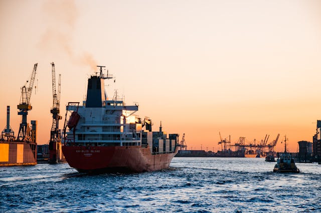 barco como ejemplo de fuerza que hace flotar los objetos en el agua