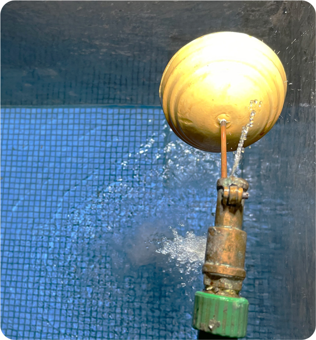 Cisterna limpia siendo llenada después del lavado de cisternas y tinacos en Cuajimalpa