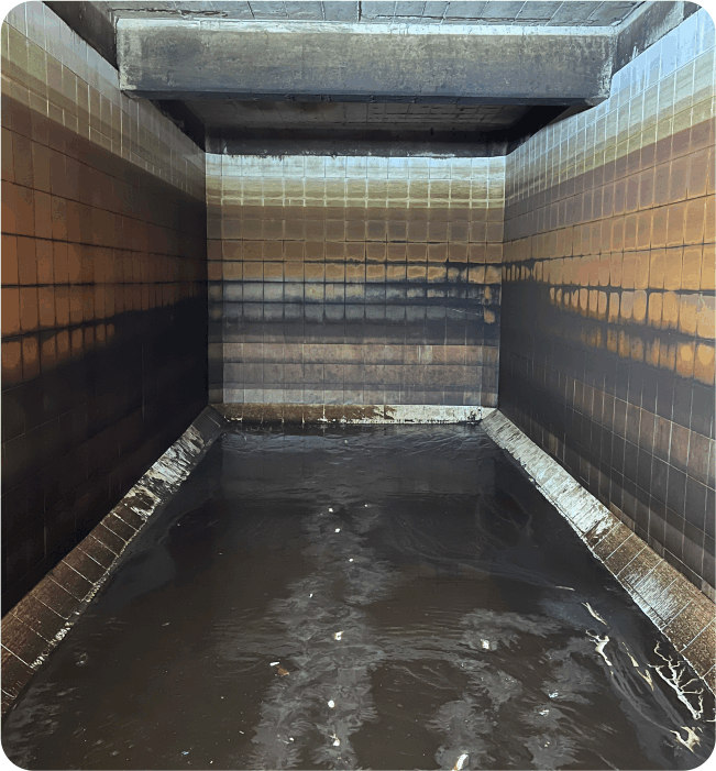 Cisterna sucia antes de comenzar el lavado de cisternas en Coacalco