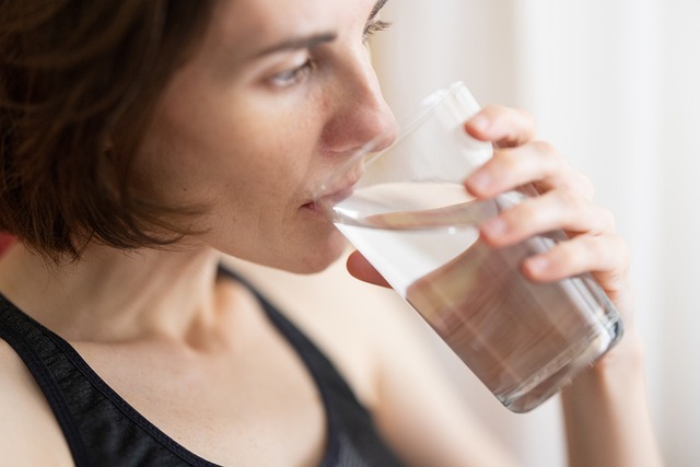 cuantos vasos de agua potable es recomendable consumir diariamente