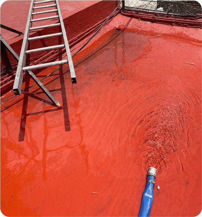 Extracción de agua sucia durante el lavado de tinacos en Huehuetoca