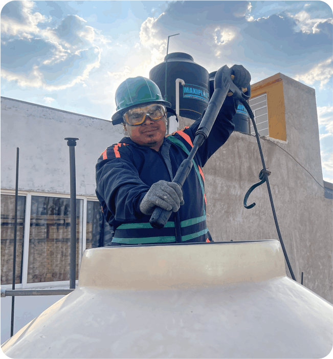 Haciendo un lavado de tinacos en Coyoacan