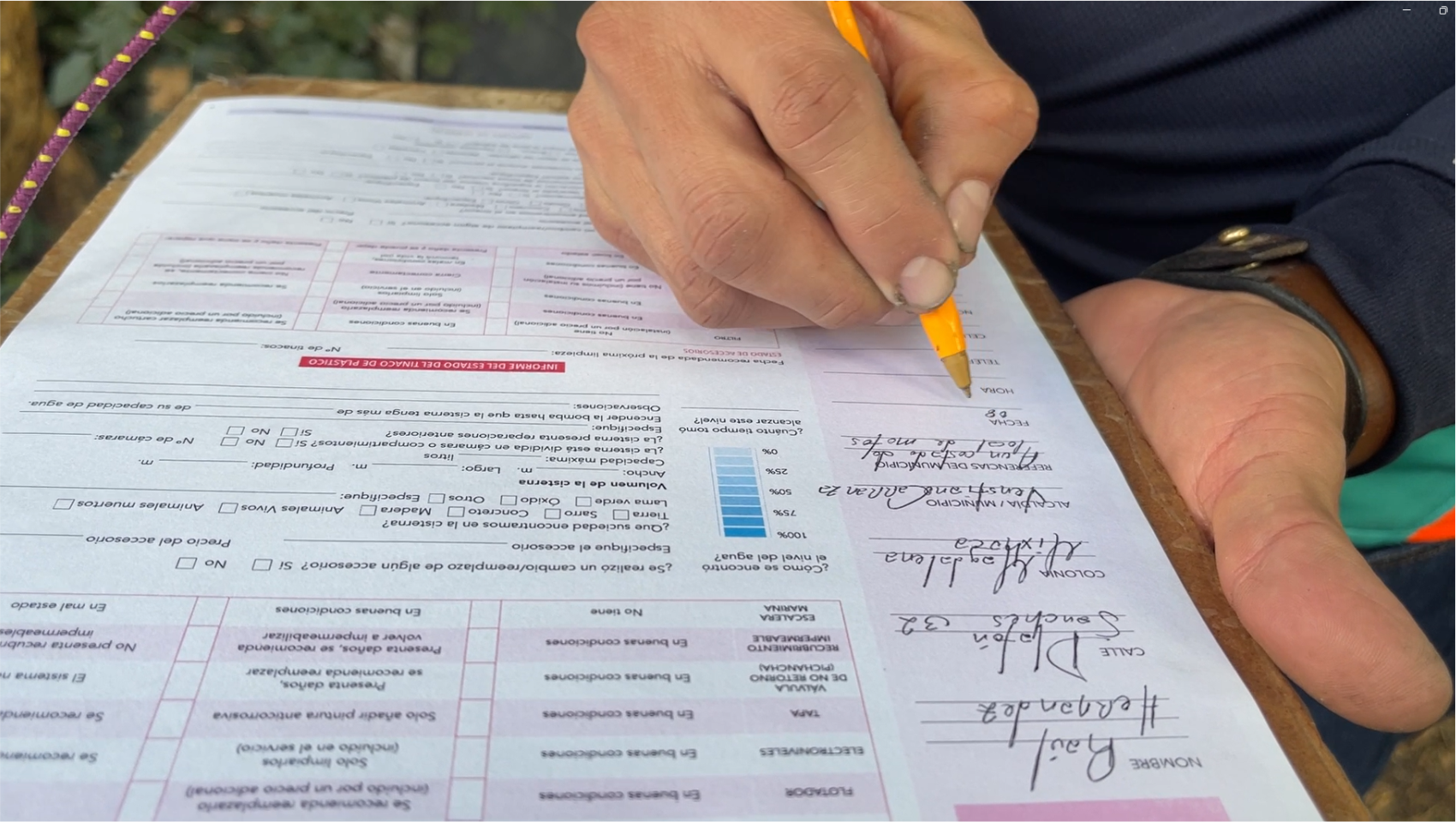 Operador llenando un reporte de lavado de cisternas