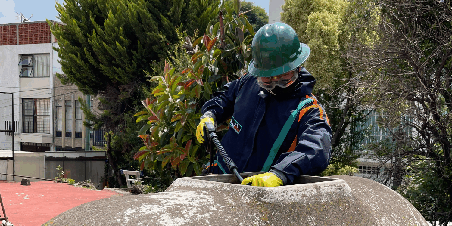 Lavado de tinacos de asbesto en Milpa Alta