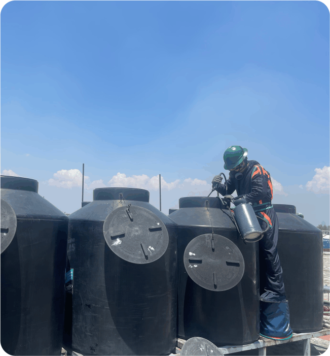 Lavado de tinacos en Iztacalco