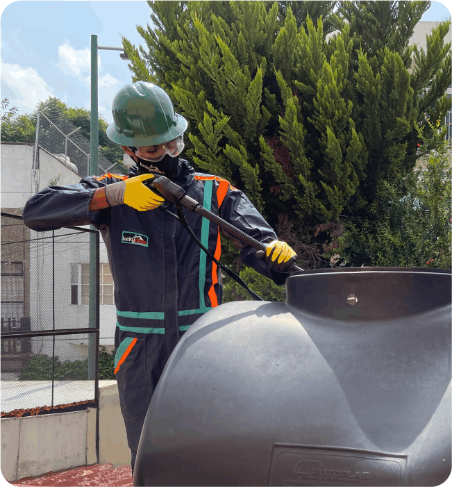 Lavado de tinacos en Tezoyuca