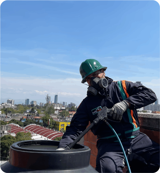 Limpieza de tinacos en Xochimilco