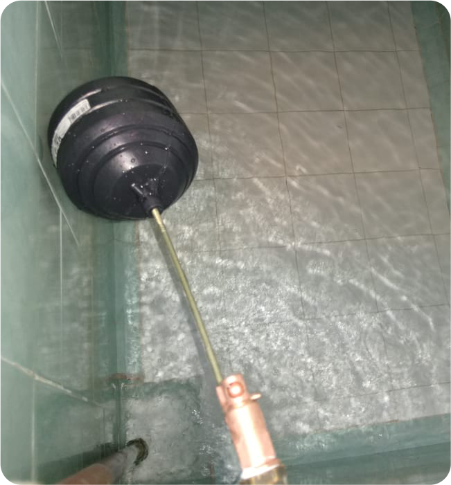 Llenado de agua a cisterna limpia después del lavado de cisternas y tinacos en Benito Juárez