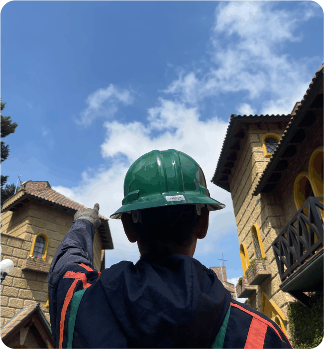 Operador preparándose para la limpieza de tinacos en Ecatepec