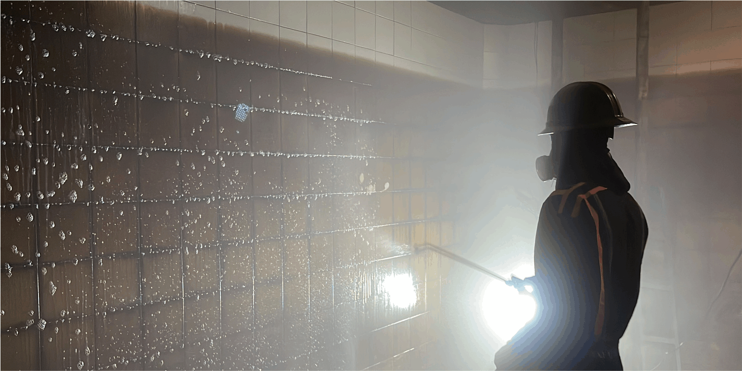 Operador aplicando un limpiador durante el lavado de cisterna en Chalco