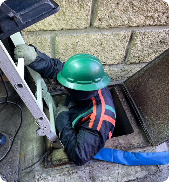 Operador descendiendo por escalera para realizar limpieza de cisternas y tinacos en Metepec
