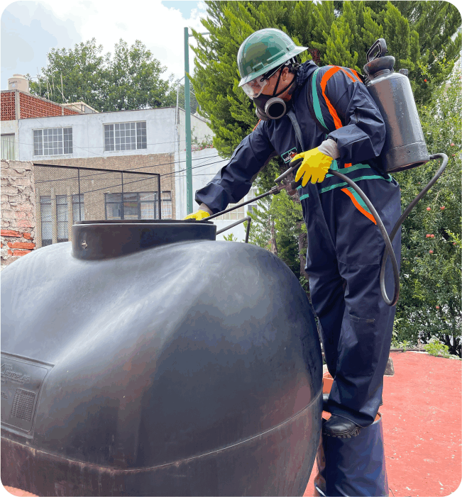 Operador realiza una desinfección durante el lavado de tinacos en Cuautitlán
