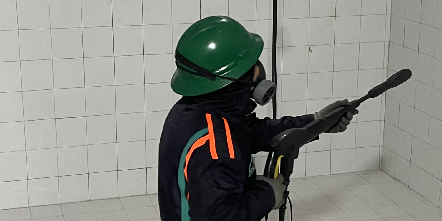 Operador enjuaga una cisterna durante el lavado de cisternas y tinacos en Álvaro Obregón