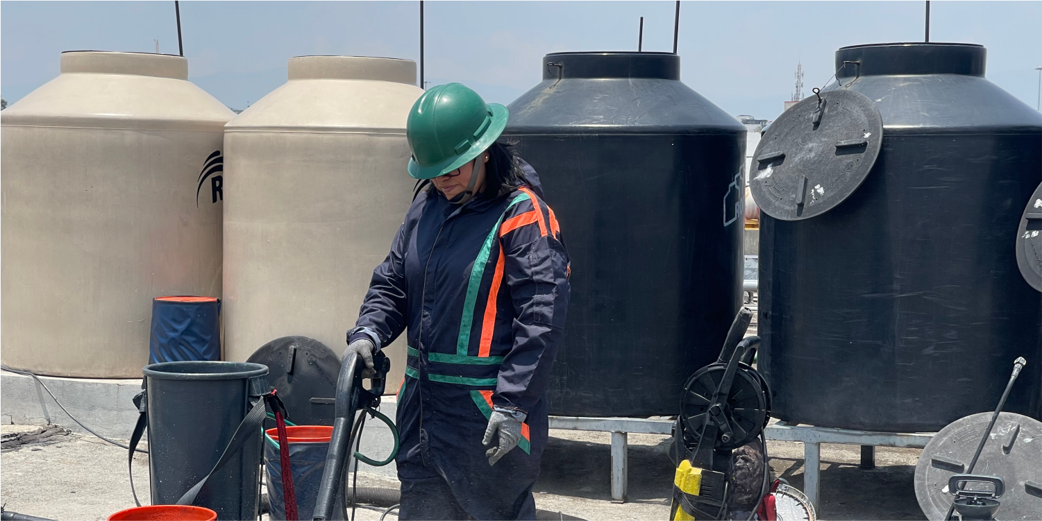 Operador enjuagando una tapa durante el lavado de cisternas y tinacos en Coacalco