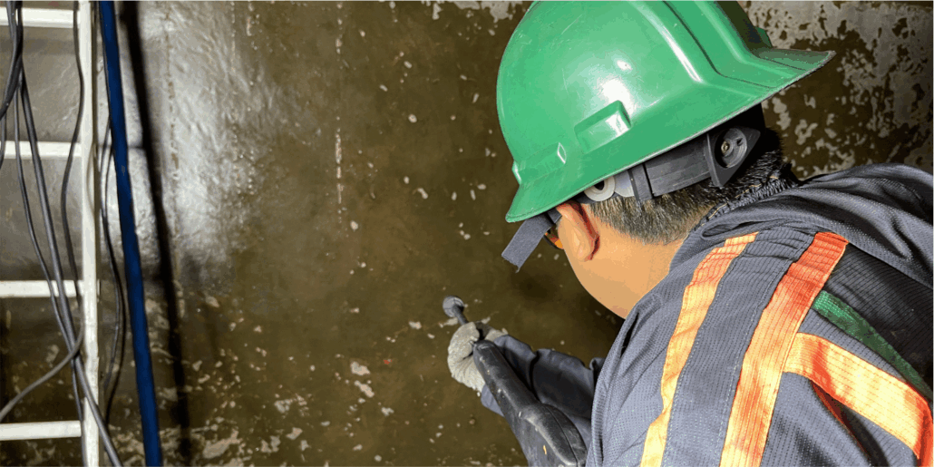 Operador realiza enjuague durante el lavado de cisternas en Huixquilucan