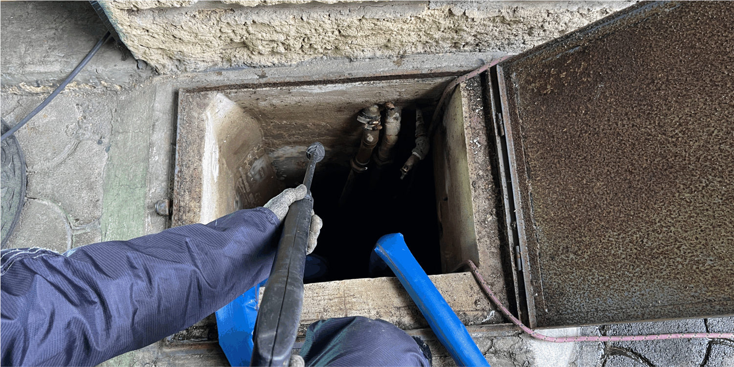 Operador realiza un enjuague a cisterna durante el lavado de cisternas en Lerma