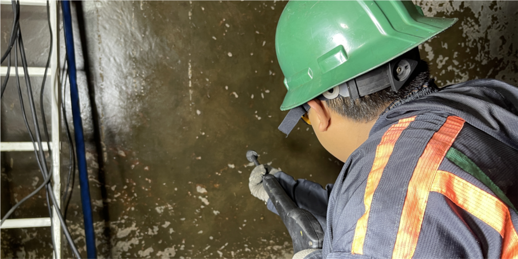 Operador realiza enjuague durante el lavado de cisternas y tinacos en Huixquilucan