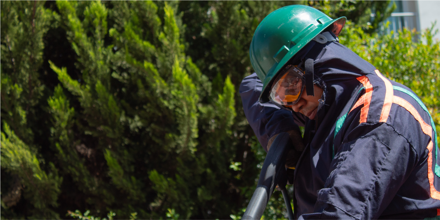 Operador realiza un enjuague durante la limpieza de cisternas y tinacos en Huehuetoca