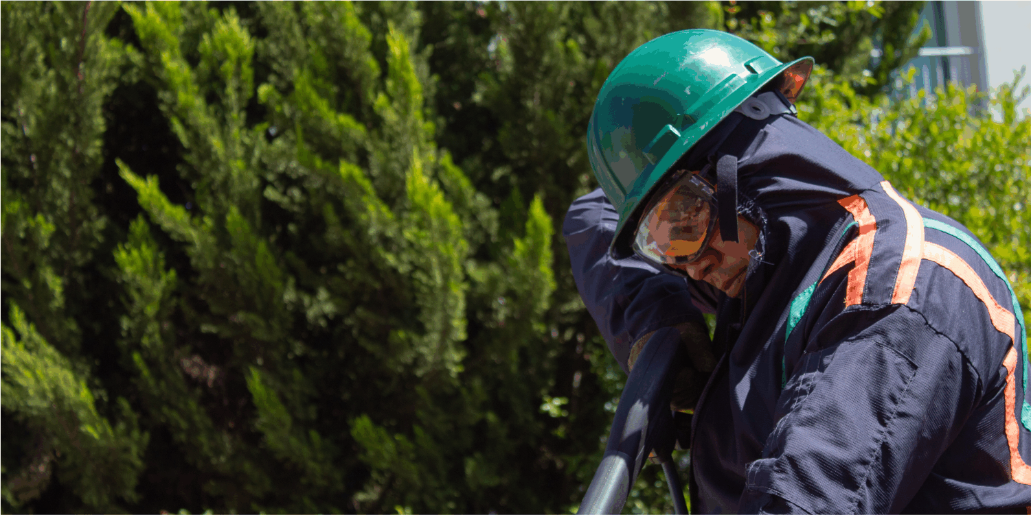 Operador realiza un enjuague durante la limpieza de tinacos en Huehuetoca
