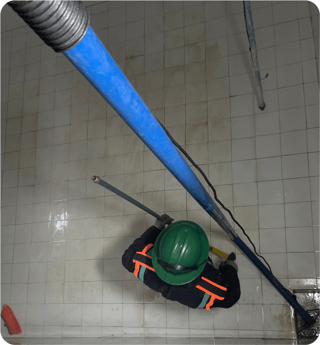 Operador realiza una extracción de agua durante el lavado de cisternas en Cuautitlán