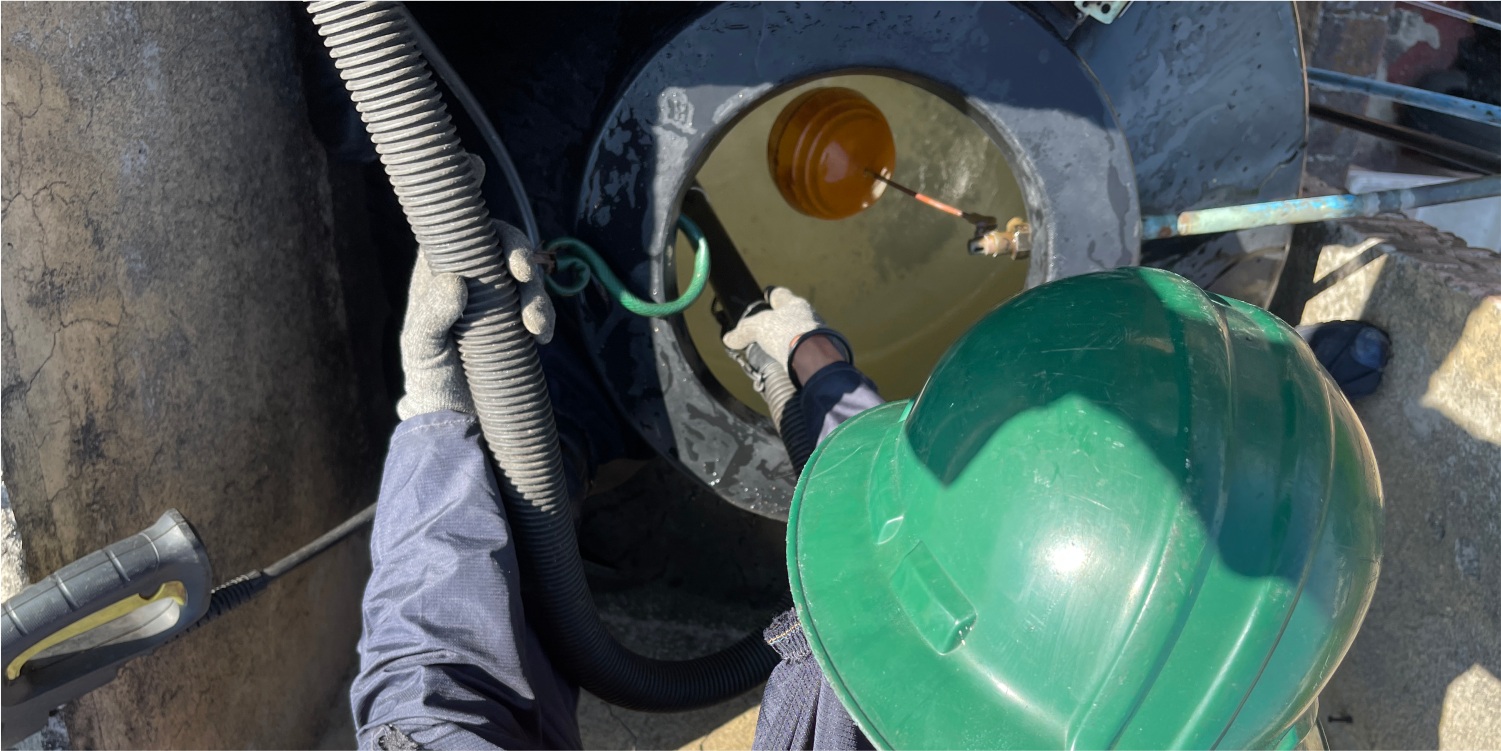 Operador haciendo un lavado de tinacos en Coyoacán