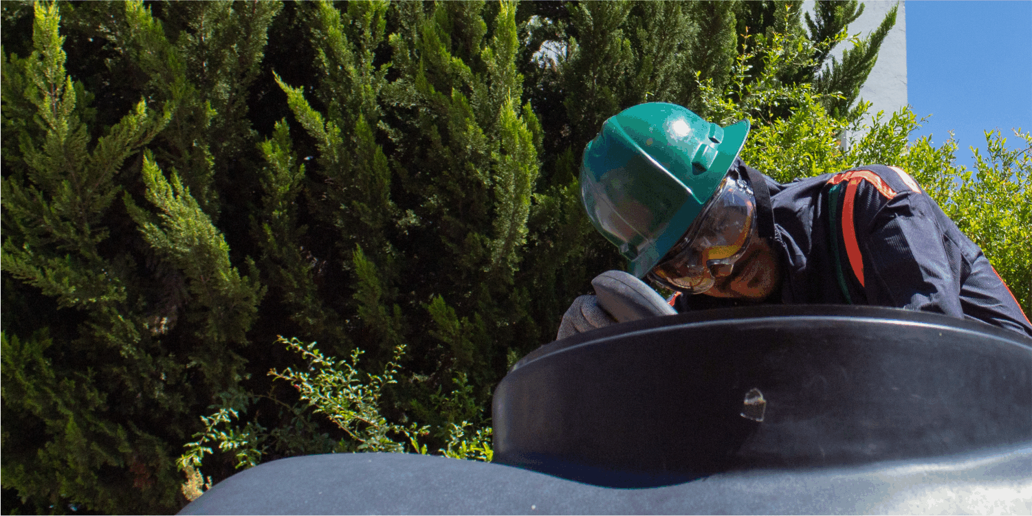 Operador haciendo un lavado de tinacos en Coyoacan