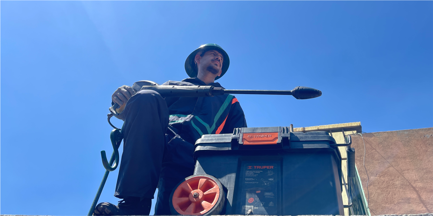 Operador junto con herramientas preparándose para un lavado de cisternas y tinacos en Acolman
