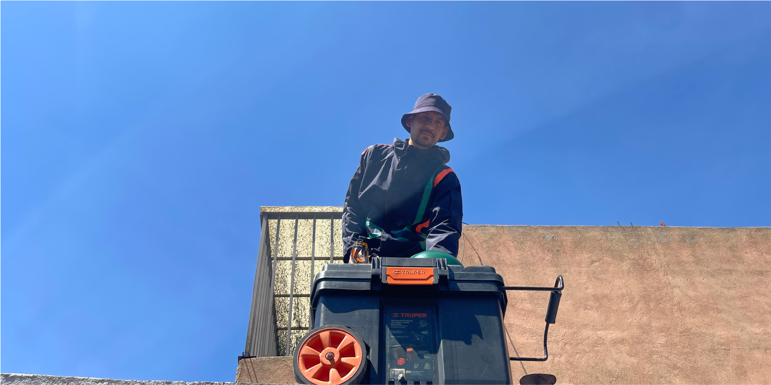 Operador junto con herramientas preparándose para un lavado de cisternas y tinacos en Chimalhuacán