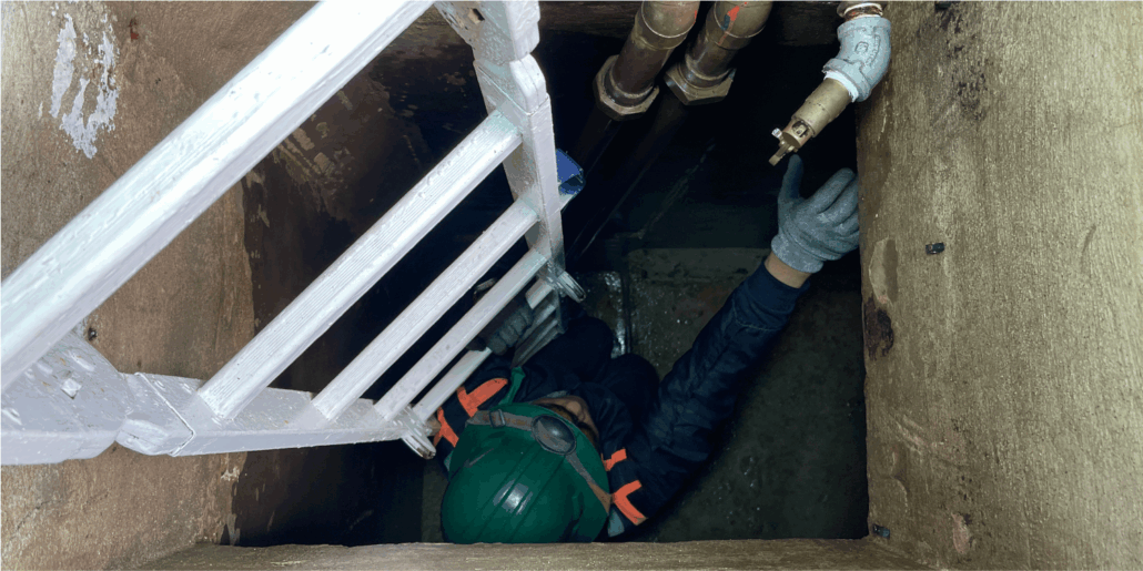 Operador ingresa a cisterna para comenzar el lavado de cisternas en Tecámac