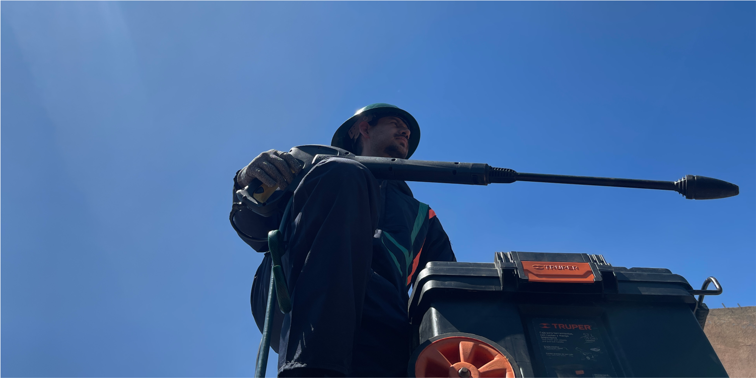 Operador junto a herramientas para el lavado de cisternas y tinacos en Álvaro Obregón