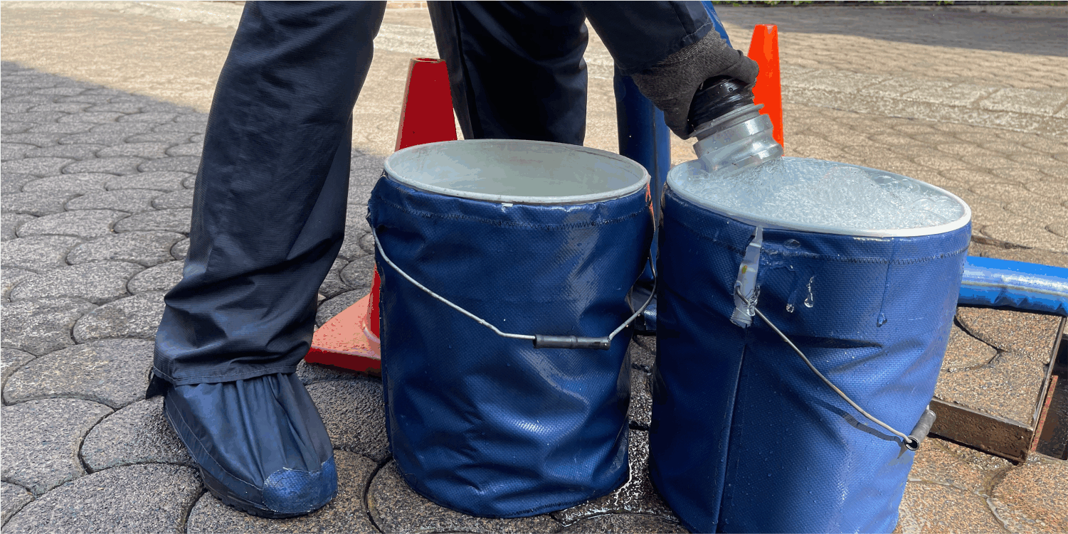 Operador realiza el llenado de cubetas para el lavado de cisternas en Huixquilucan