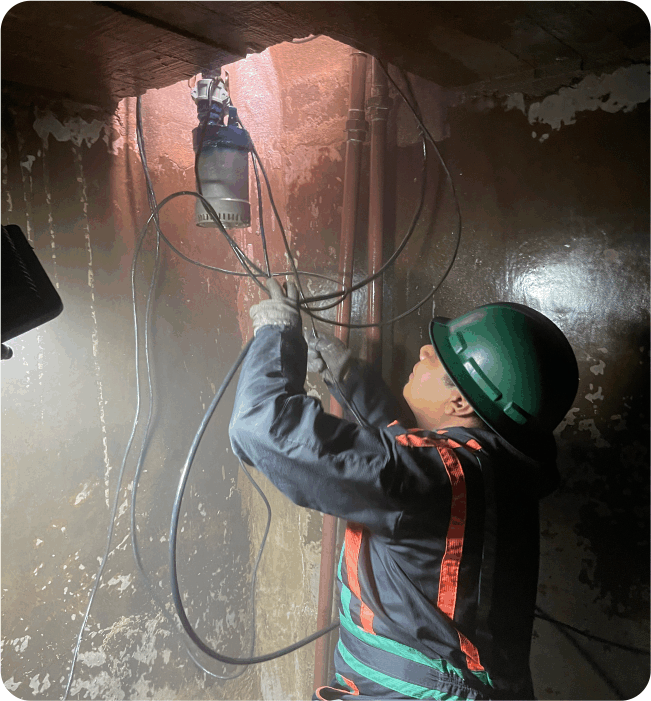 Operador prepara la herramienta de extracción para un lavado de cisternas en Tecámac