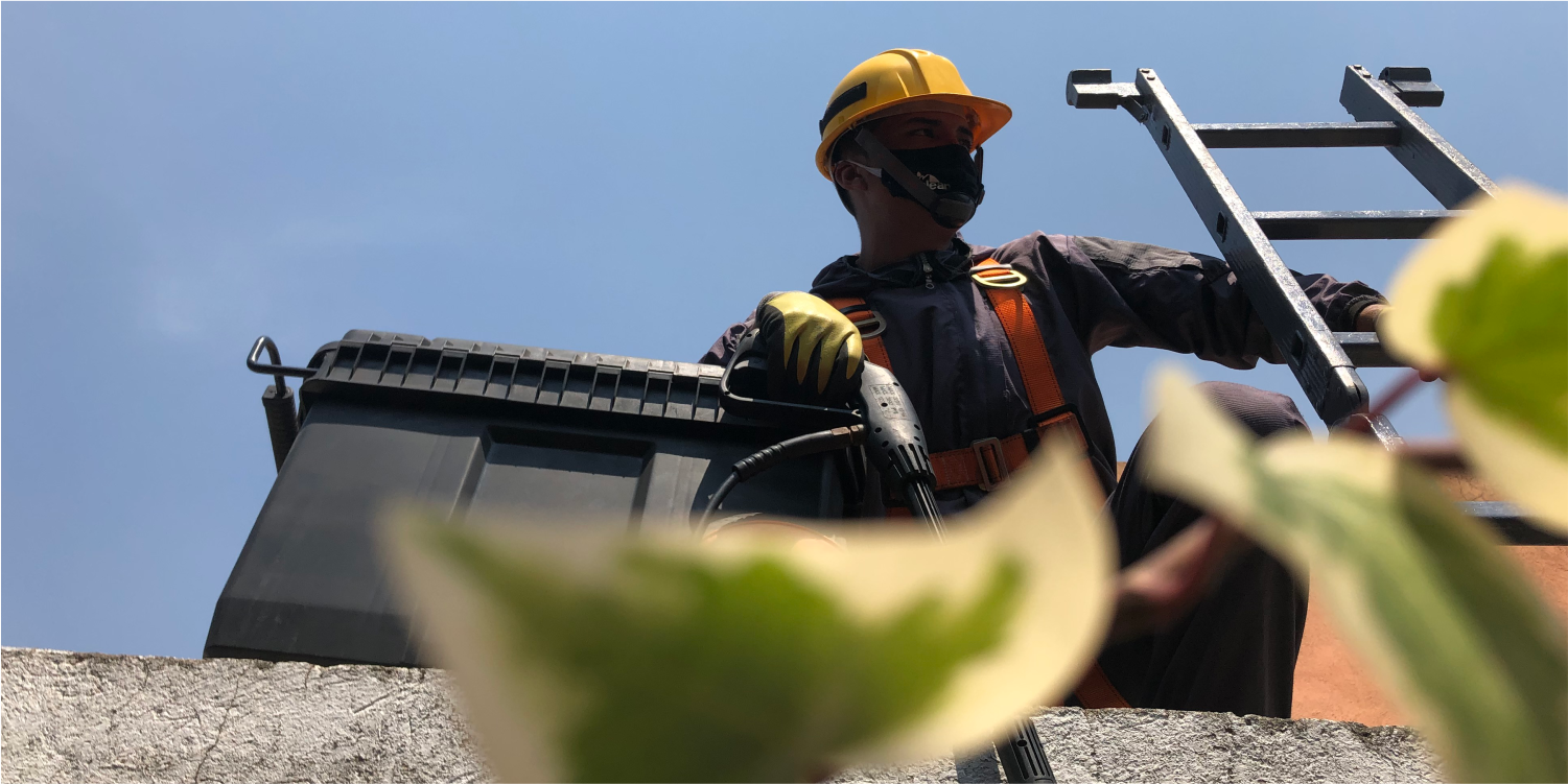 Operador prepara herramientas de lavado para un lavado de cisternas y tinacos en Tecámac