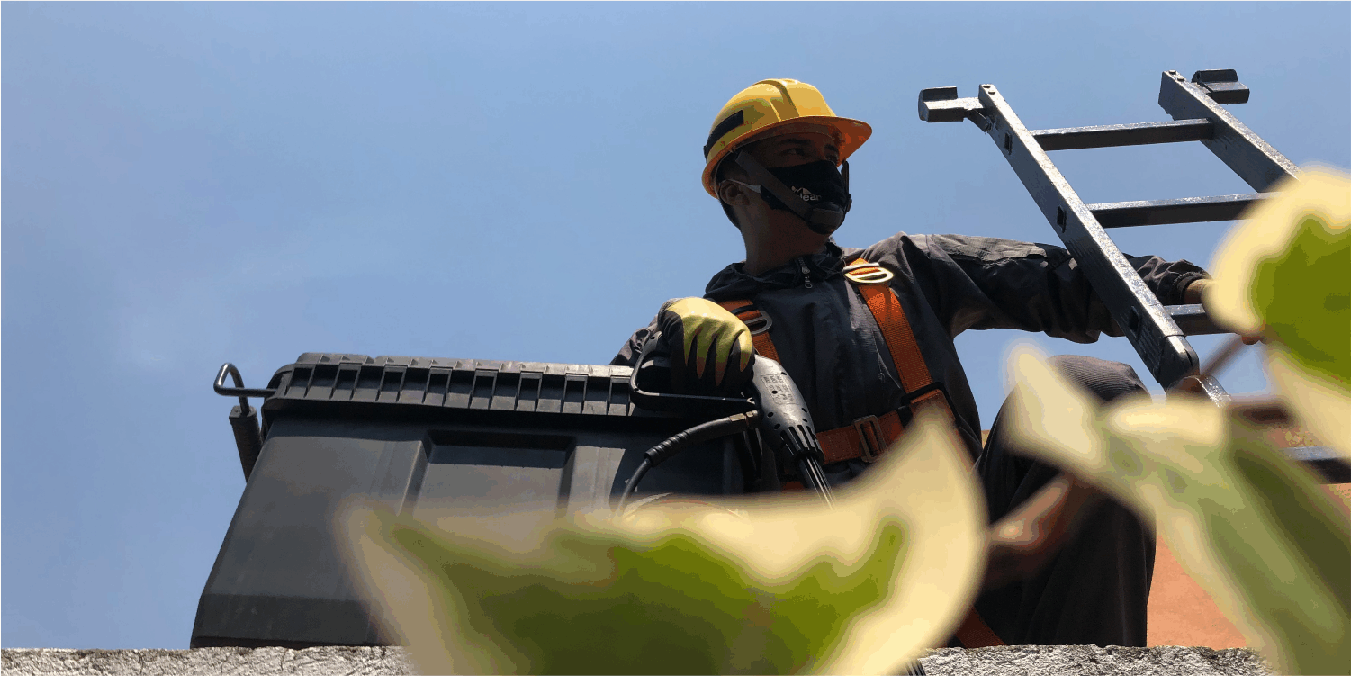 Operador prepara herramientas de lavado para un lavado de tinacos en Tecámac