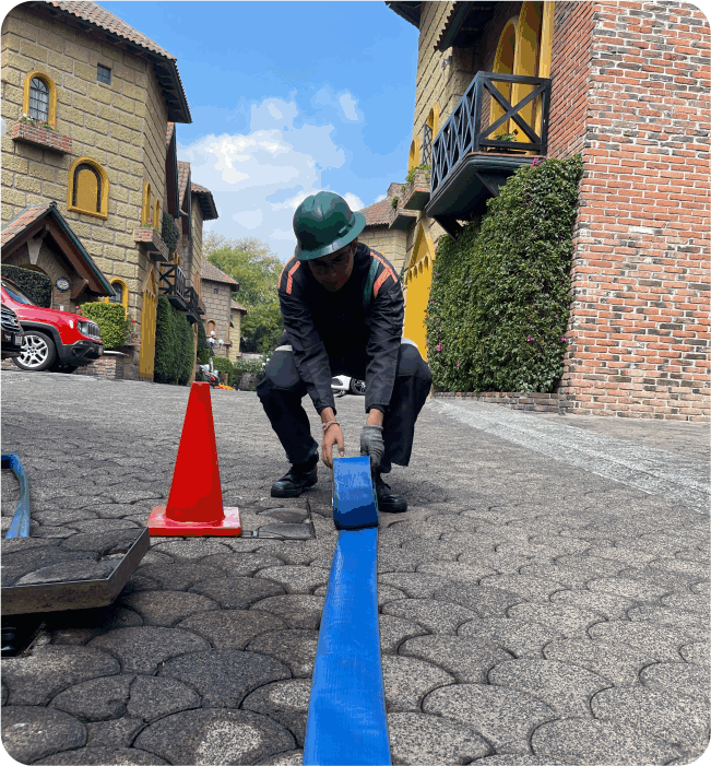 Operador preparando la manguera para limpieza de cisternas en Ecatepec