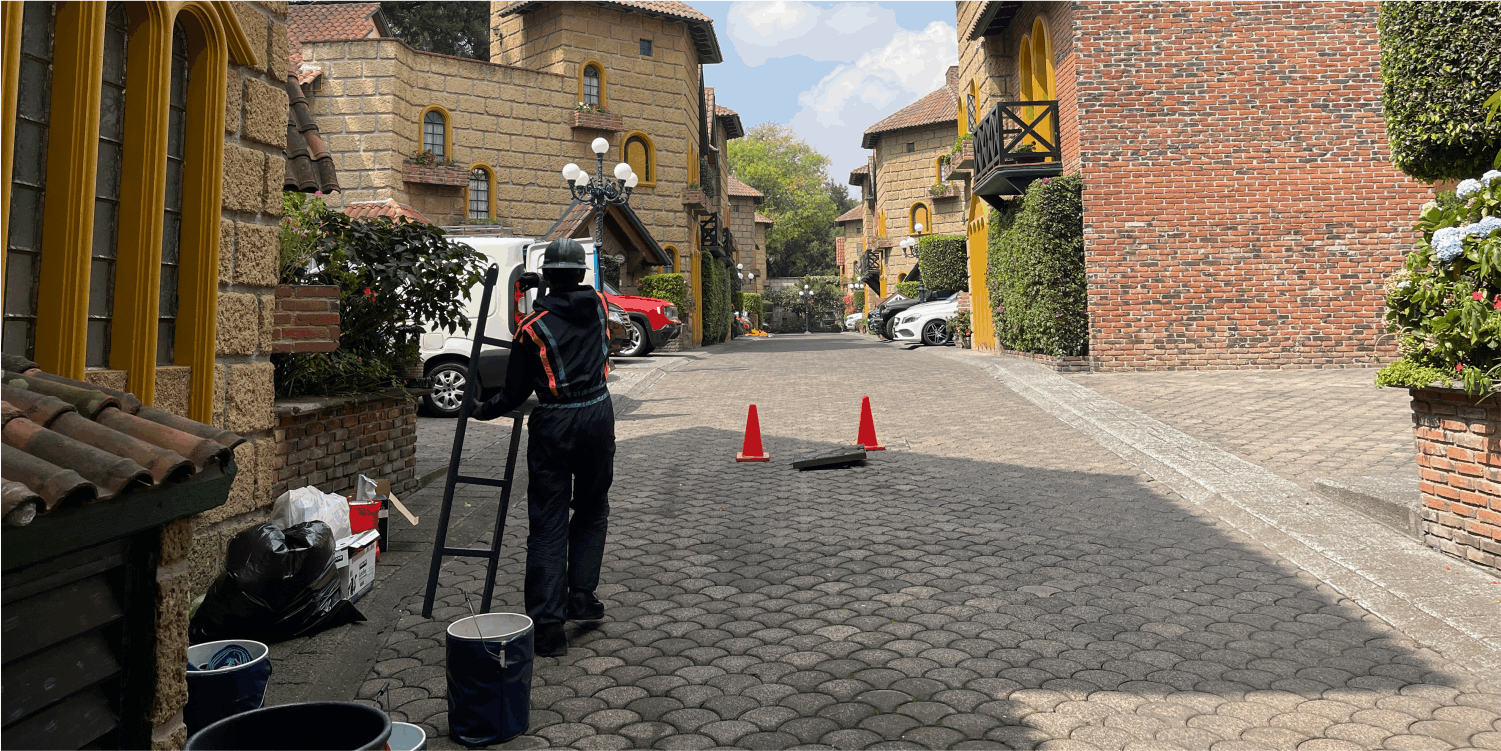 Operador prepara la escalera para la limpieza de cisternas en Ecatepec