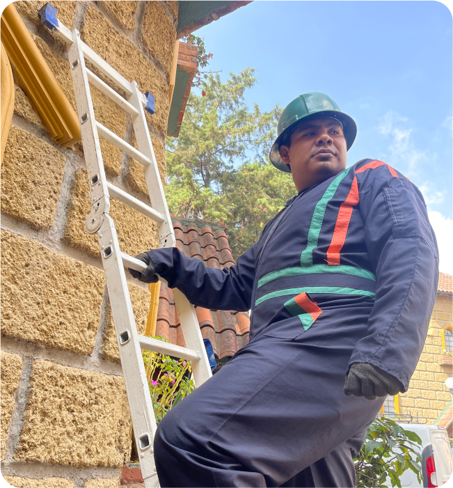 Operador prepara herramientas para la limpieza de cisternas y tinacos en Nicolás Romero