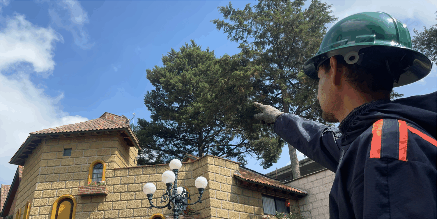 Operador preparándose antes del lavado de tinacos en Valle de Chalco