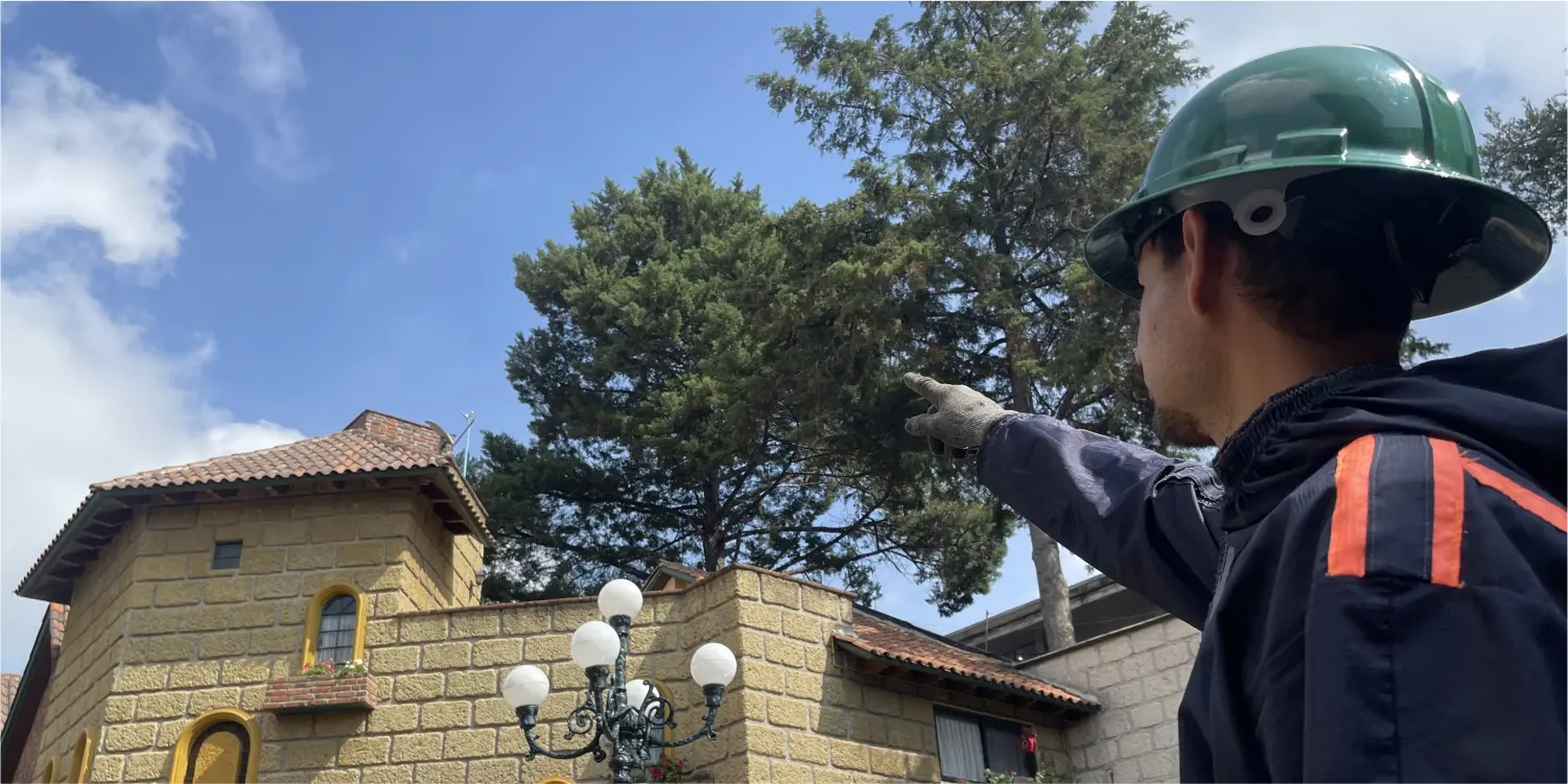 Operador preparándose antes del lavado de tinacos en Valle de Chalco