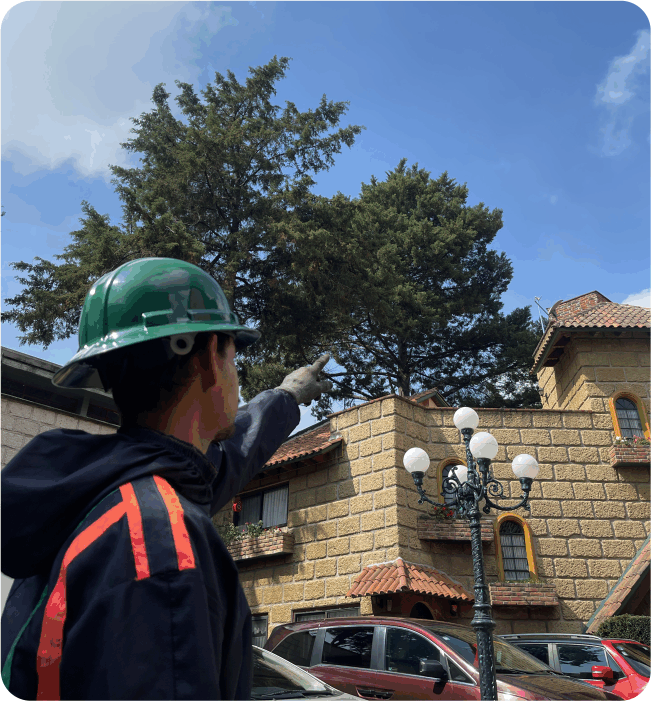 Operador preparándose para el lavado de tinacos en Tultitlán