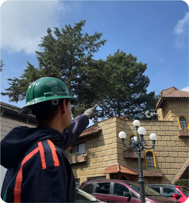 Operador preparándose para el lavado de tinacos en Tultitlán