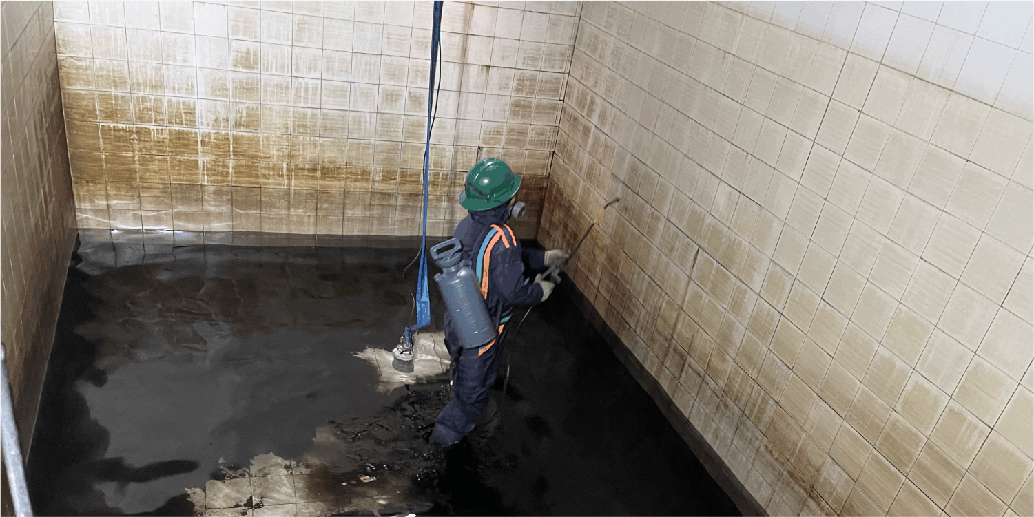 Operador realiza una desinfección a una cisterna sucia durante el lavado de cisternas en Zumpango