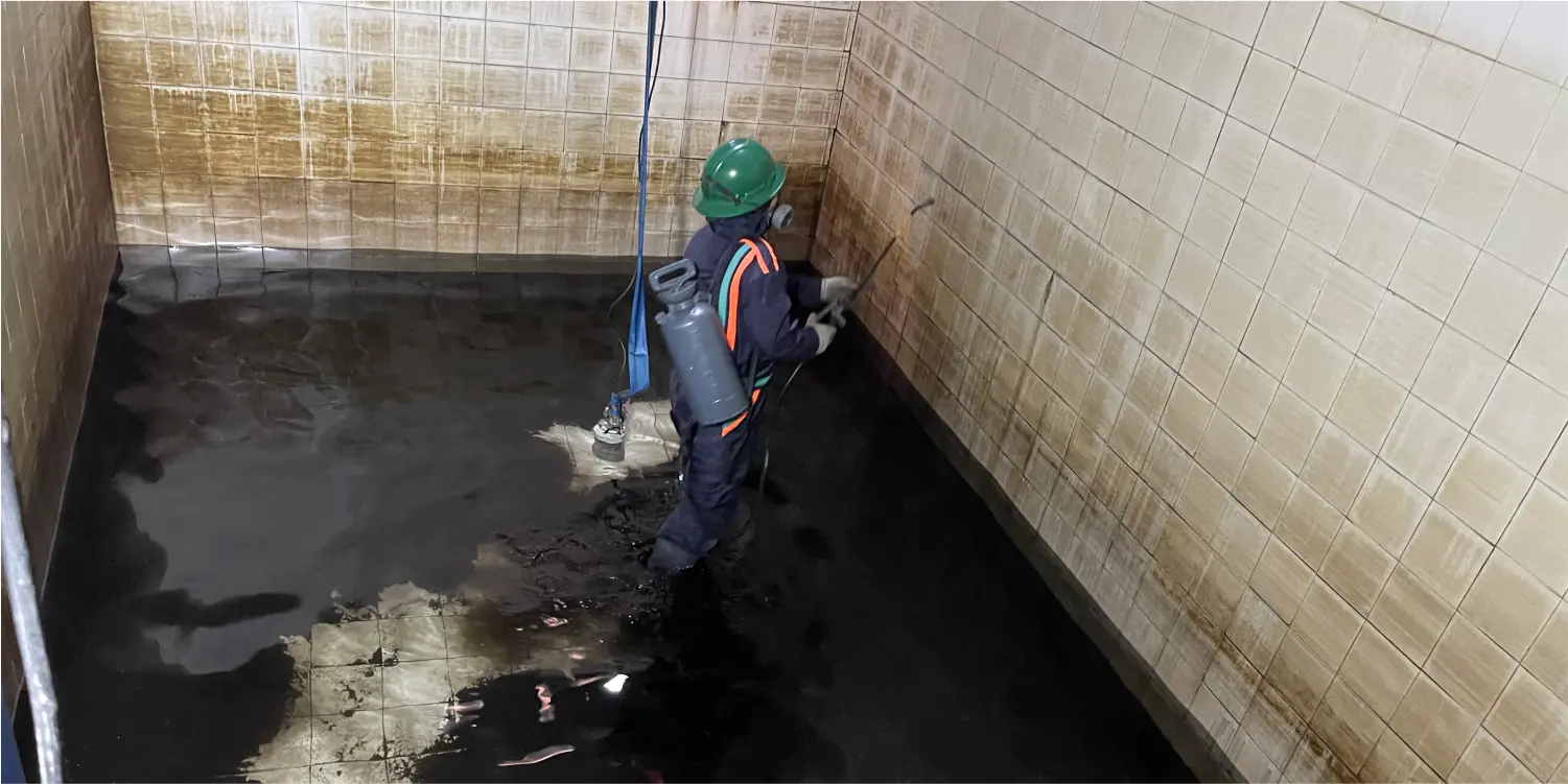 Operador realiza una desinfección a una cisterna sucia durante el lavado de cisternas en Zumpango