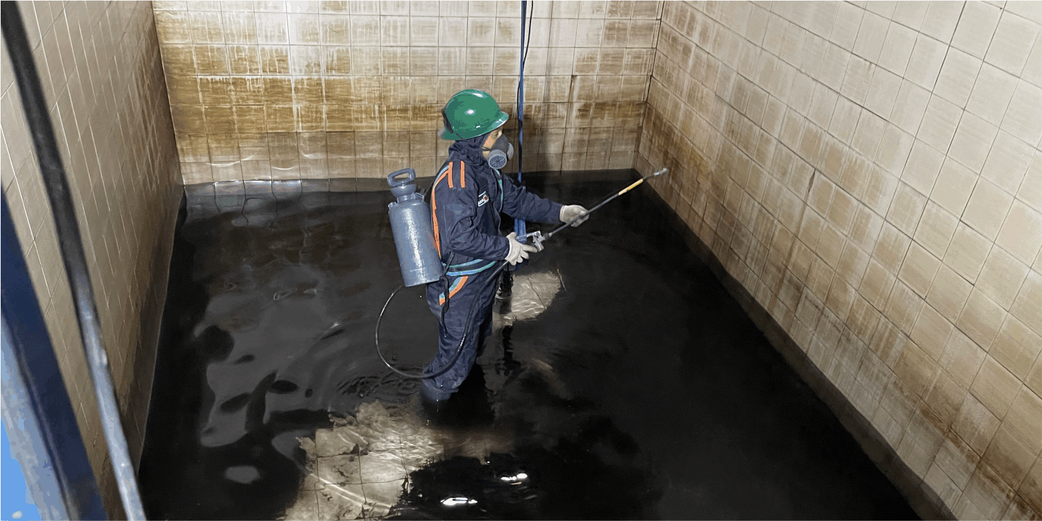 Operador realiza una desinfección durante un lavado de cisterna en Acolman