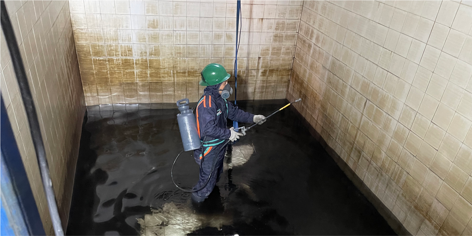 Operador realiza una desinfección durante un lavado de cisternas y tinacos en Acolman