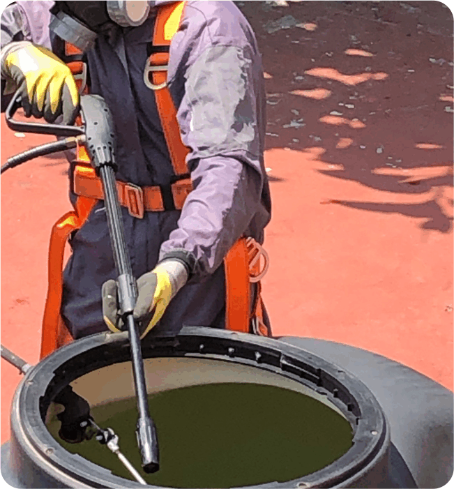 Operador realiza desinfección durante el lavado de tinacos en San Mateo Atenco