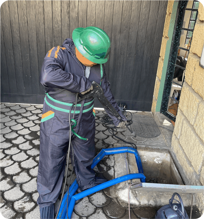 Operador realiza enjuague durante el lavado de cisternas en Tultitlán